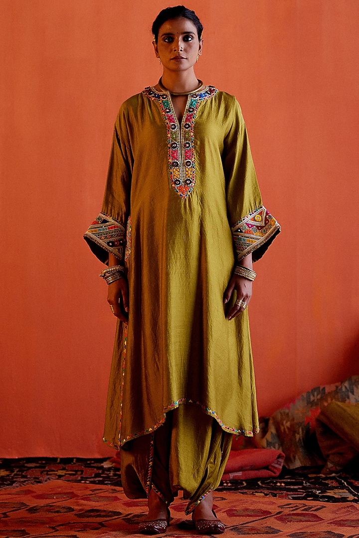 Mehendi Green Cheniya Silk Hand Embroidered Kurta Set by Karishma Khanduja Bareilley at Pernia's Pop Up Shop