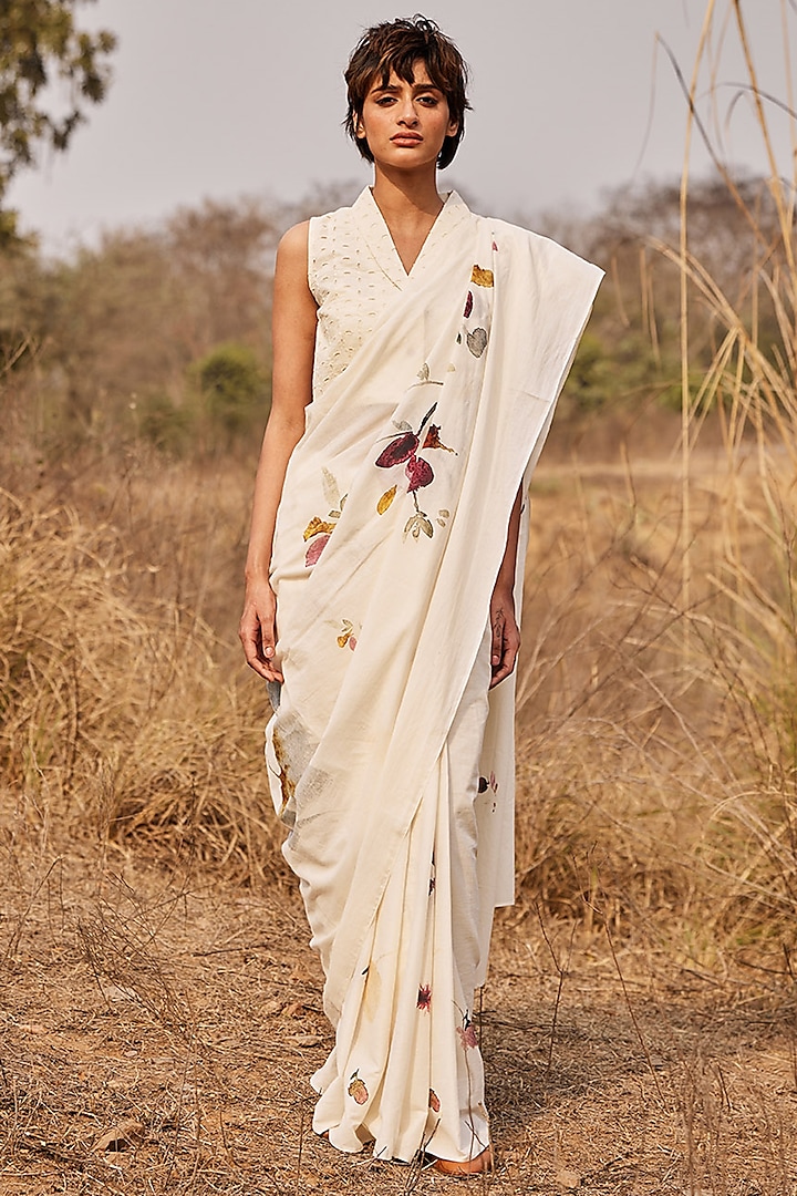 Off-White Cotton Mul Floral Printed Festive Saree Set by Khara Kapas at Pernia's Pop Up Shop