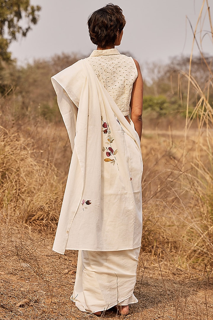 Off-White Cotton Mul Floral Printed Festive Saree Set by Khara Kapas at Pernia's Pop Up Shop