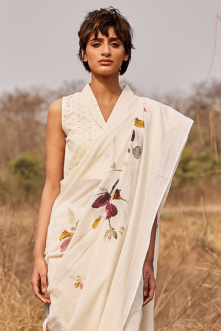 Off-White Cotton Mul Floral Printed Festive Saree Set by Khara Kapas at Pernia's Pop Up Shop