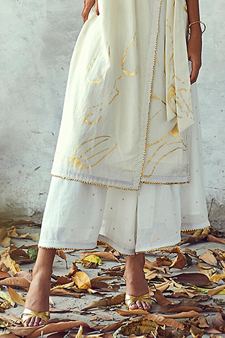 White Printed Kurta Set by Khara Kapas at Pernia's Pop Up Shop
