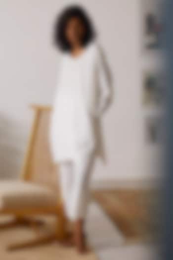 White Handloom Khadi Kurta Set by Khara Kapas at Pernia's Pop Up Shop