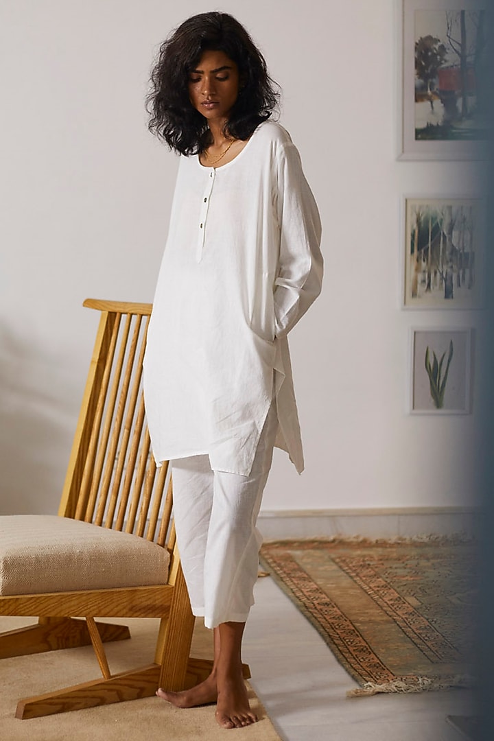White Handloom Khadi Kurta Set by Khara Kapas at Pernia's Pop Up Shop
