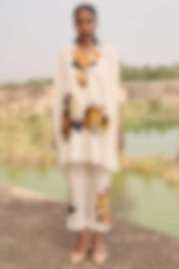 Off-White Mul Art Printed Co-Ord Set by Khara Kapas at Pernia's Pop Up Shop