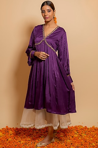 Violet Bemberg Satin Embroidered Kurta Set by KALAKARI BY AKANKSHA