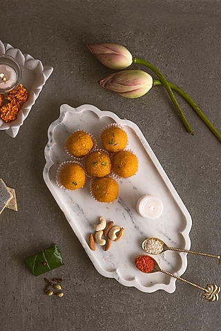 White Marble Mughal Tray by Kaksh studio