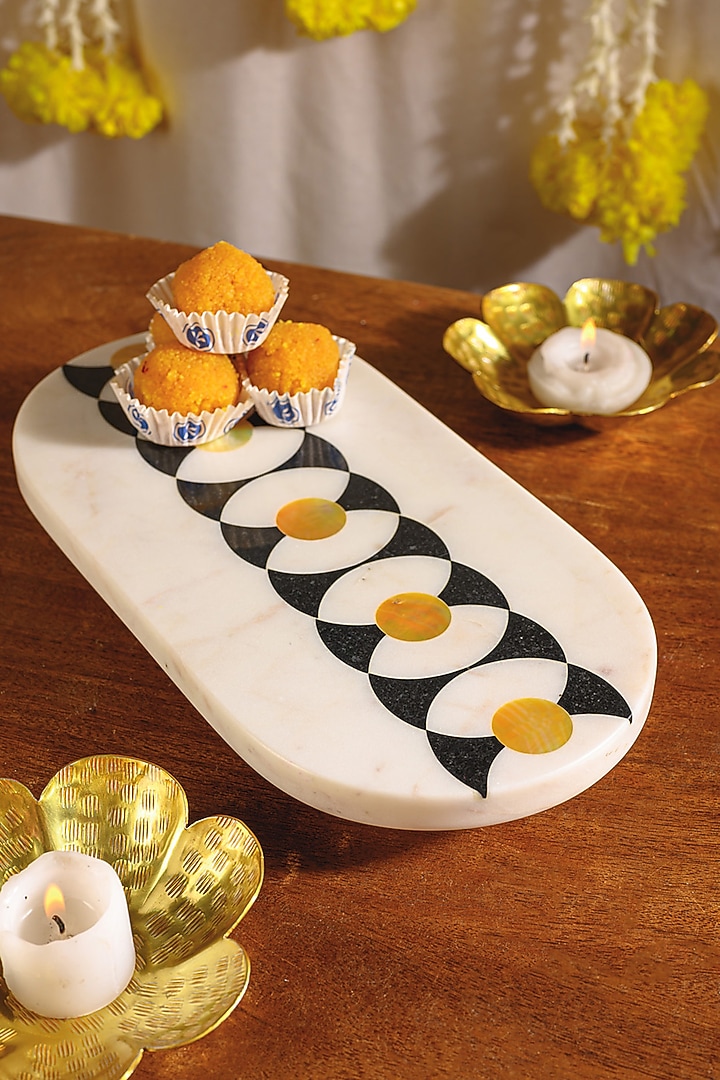 White & Black Alabaster Platter by Kaksh studio at Pernia's Pop Up Shop