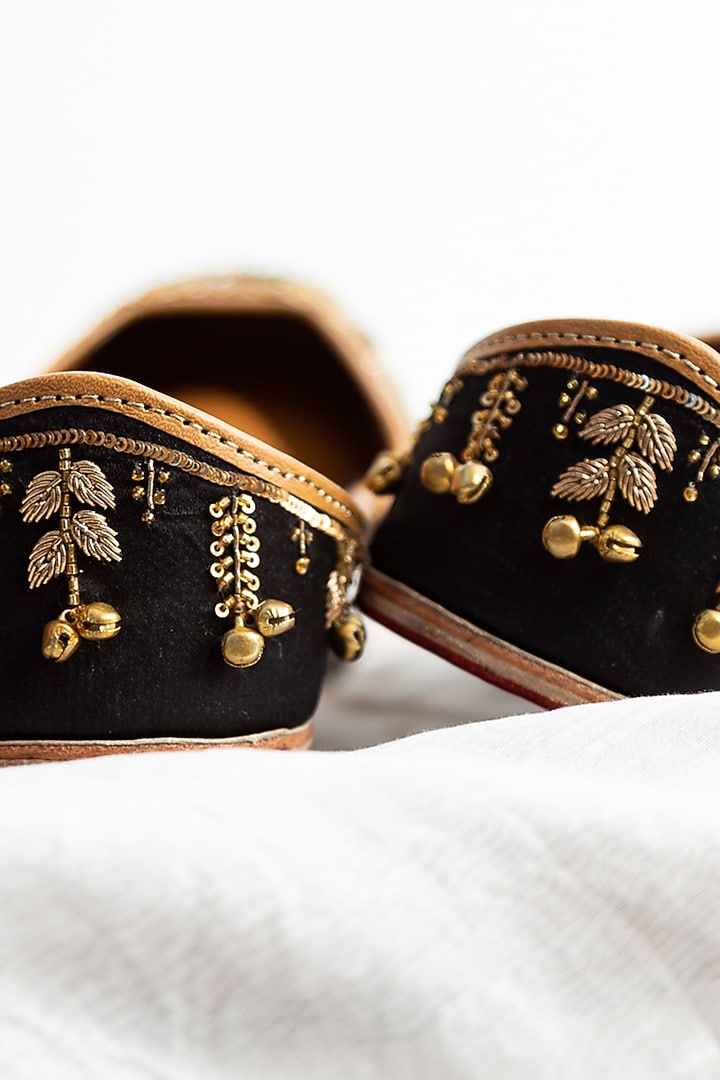 Black Embroidered Juttis by Kala India at Pernia's Pop Up Shop