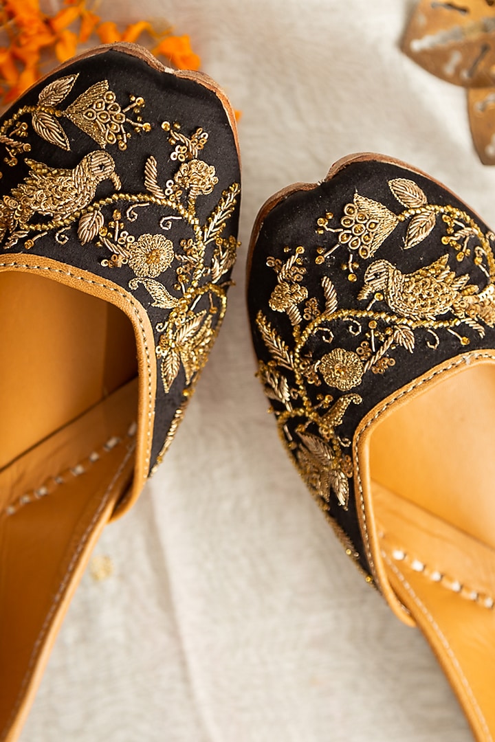 Black Embroidered Juttis by Kala India at Pernia's Pop Up Shop