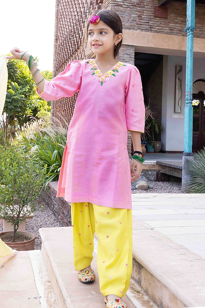 Peach Pink Chanderi 3D Floral Hand Embroidered Kurta Set For Girls by Klistel at Pernia's Pop Up Shop