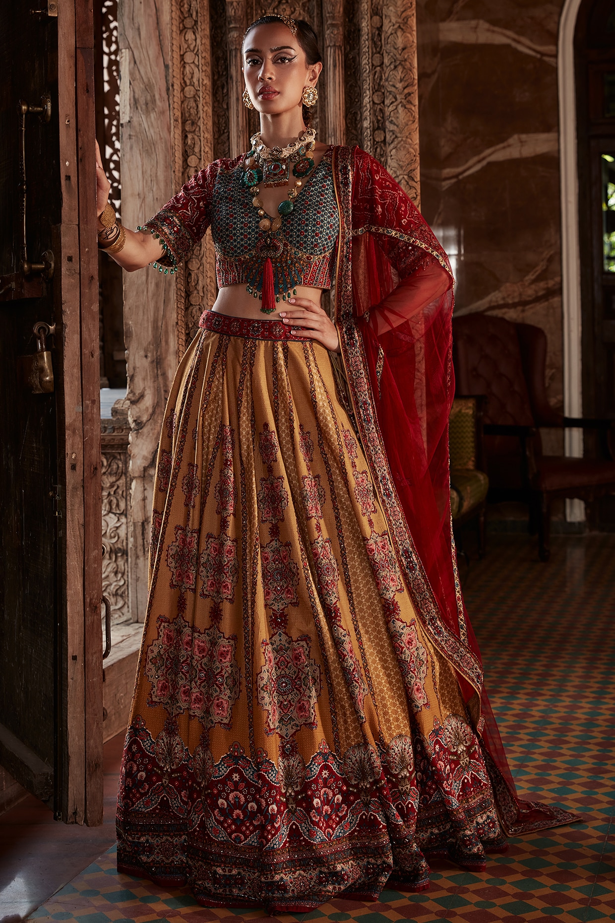 Deepika Padukone as Padmavati in a gorgeous traditional lehenga | Ranveer  Singh | Shahid Kapoor |celebrit… | Couture dresses short, Deepika padukone,  Indian fashion