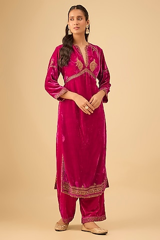 Pink Silk Velvet Zari Hand Embroidered Kurta Set by Kalista