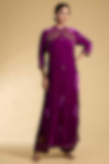 Pink Silk Velvet Hand Embroidered Kurta Set by Kalista at Pernia's Pop Up Shop