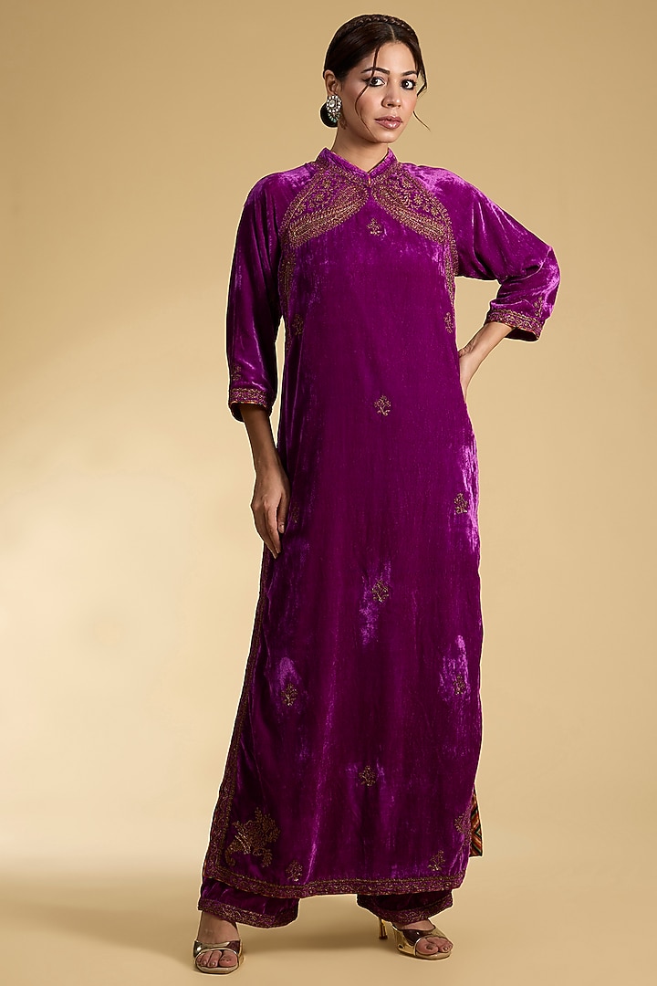 Pink Silk Velvet Hand Embroidered Kurta Set by Kalista at Pernia's Pop Up Shop