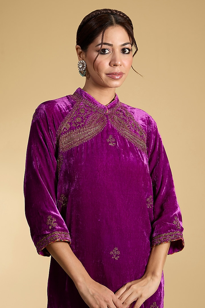 Pink Silk Velvet Hand Embroidered Kurta Set by Kalista at Pernia's Pop Up Shop