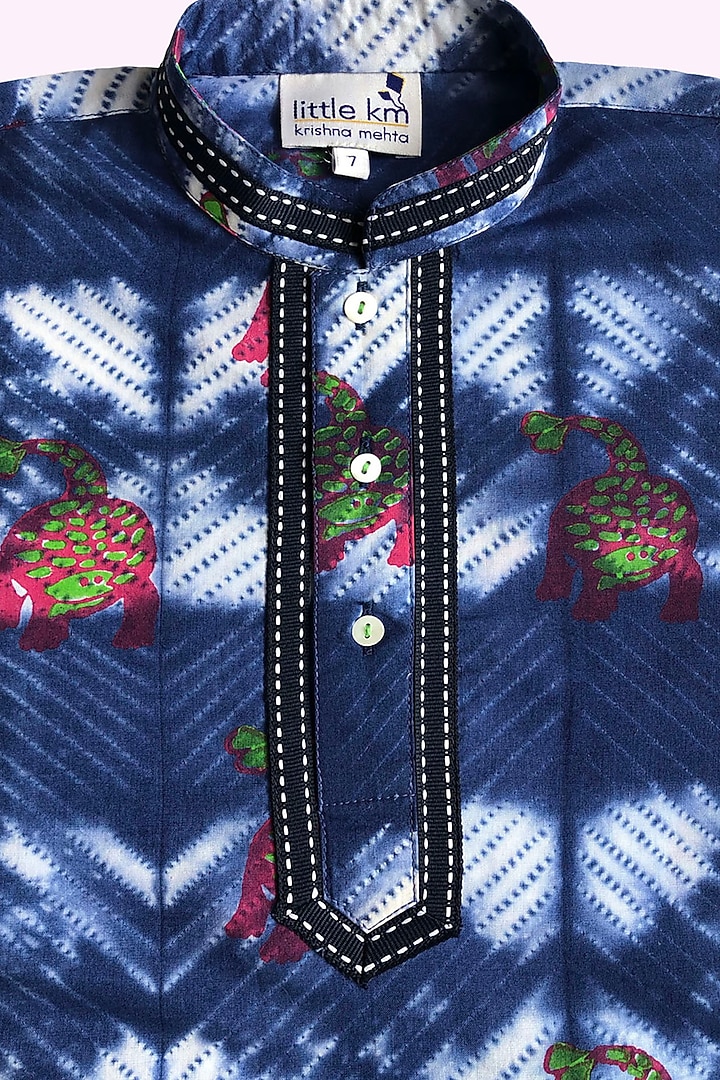 Blue Block Printed Kurta Set For Boys by Krishna Mehta Kids at Pernia's Pop Up Shop