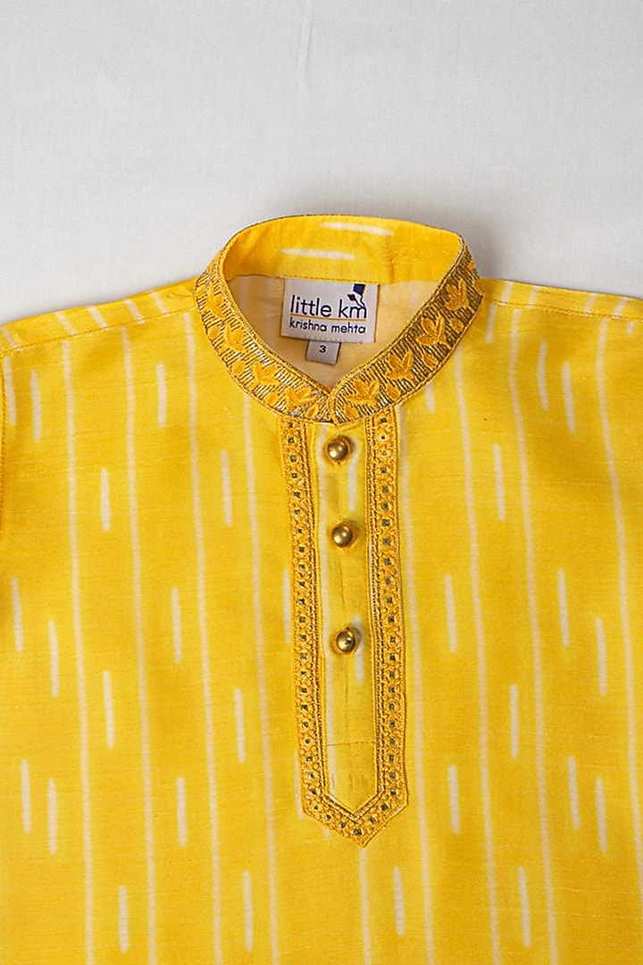 Yellow Printed Kurta Set For Boys by Krishna Mehta Kids at Pernia's Pop Up Shop