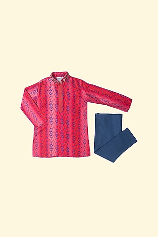 Red Tussar Tie-Dyed Kurta Set For Boys by Krishna Mehta Kids