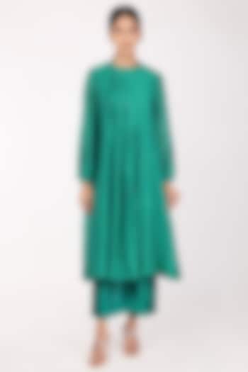 Green Chanderi Embroidered Pleated Kurta Set by Komal Shah at Pernia's Pop Up Shop