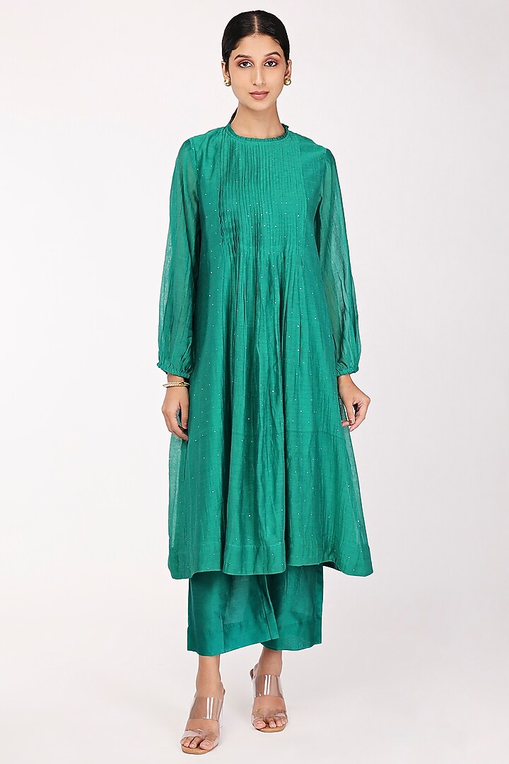 Green Chanderi Embroidered Pleated Kurta Set by Komal Shah at Pernia's Pop Up Shop