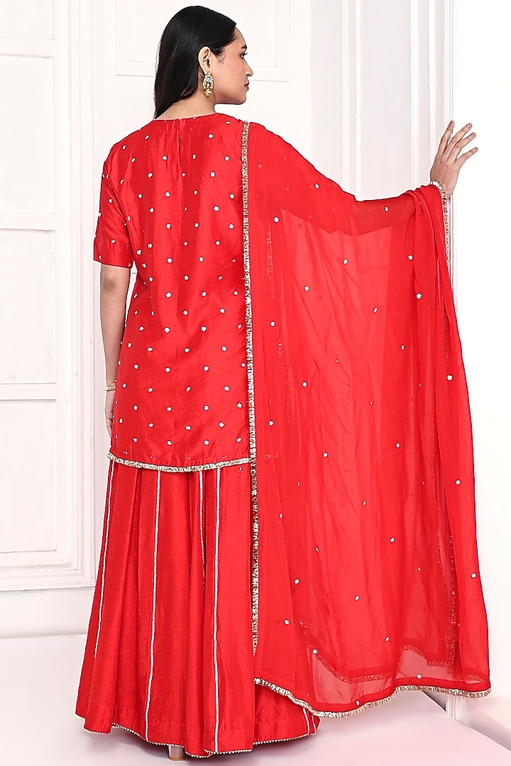 Red Chanderi Floral Embroidered Kurta Set by Komal Shah at Pernia's Pop Up Shop