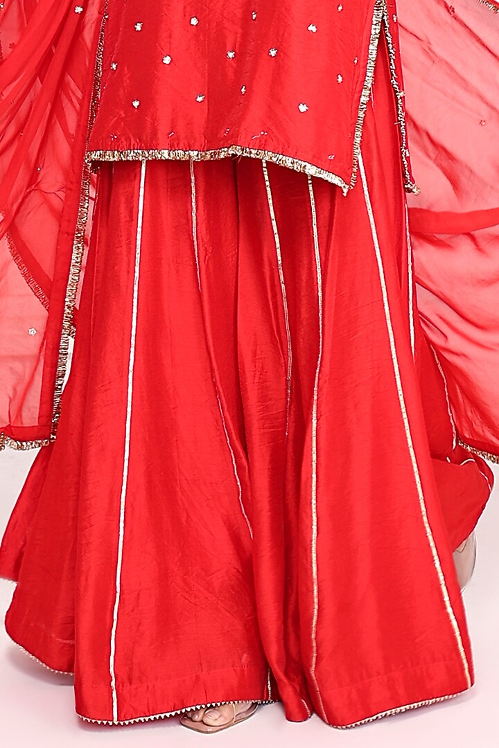 Red Chanderi Floral Embroidered Kurta Set by Komal Shah at Pernia's Pop Up Shop