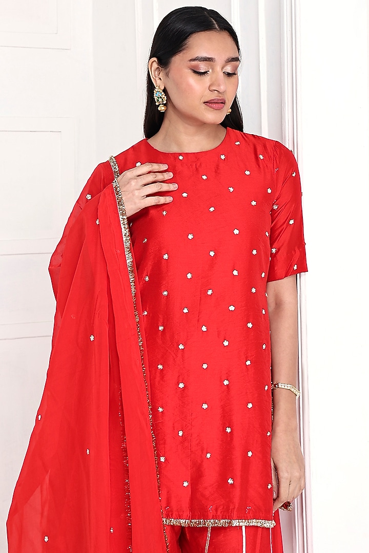 Red Chanderi Floral Embroidered Kurta Set by Komal Shah at Pernia's Pop Up Shop