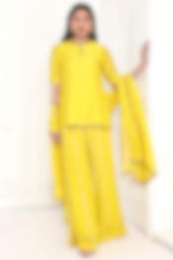 Mustard Chanderi Floral Embroidered Kurta Set  by Komal Shah at Pernia's Pop Up Shop