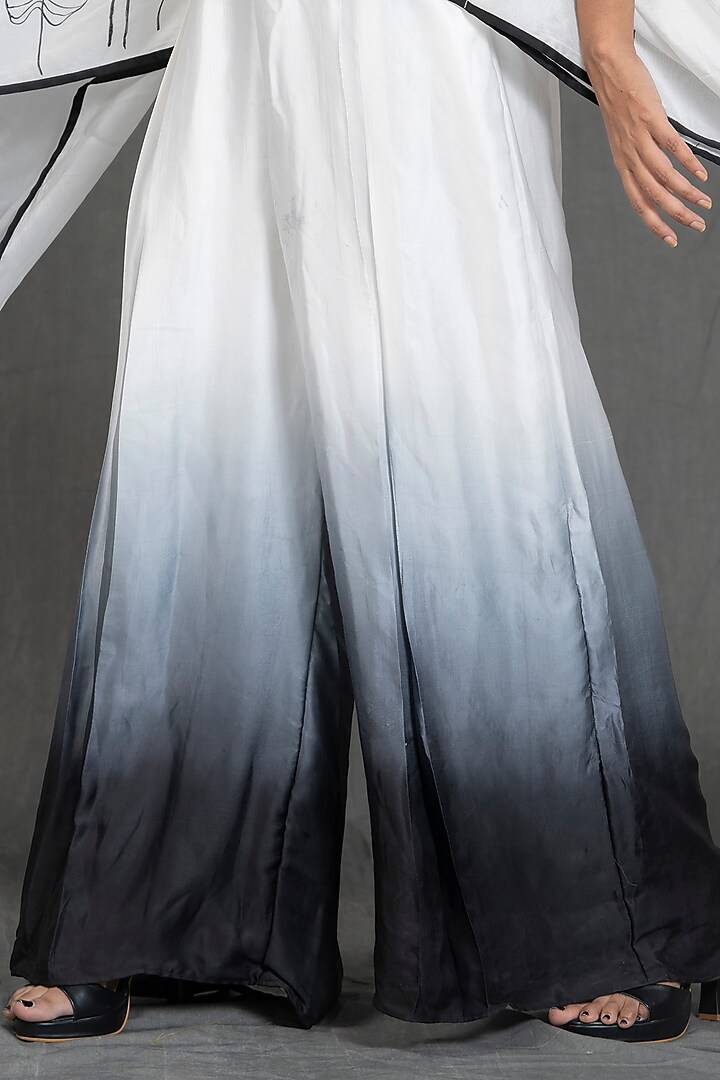 White Hand Painted Kaftan Set by Kimaya by Vandana Rathi at Pernia's Pop Up Shop