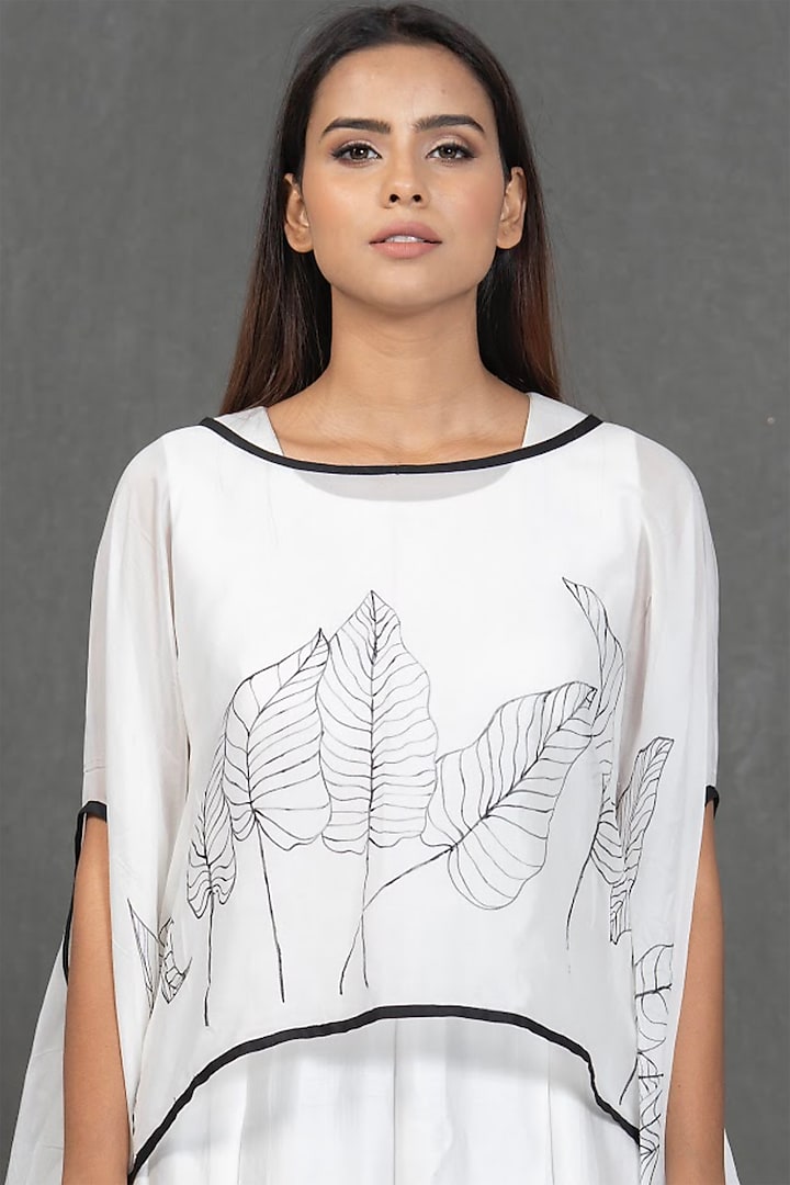 White Hand Painted Kaftan Set by Kimaya by Vandana Rathi at Pernia's Pop Up Shop