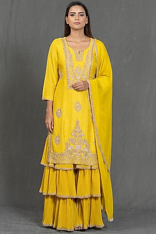 Yellow Hand Embroidered Straight Kurta Set by Kimaya by Vandana Rathi