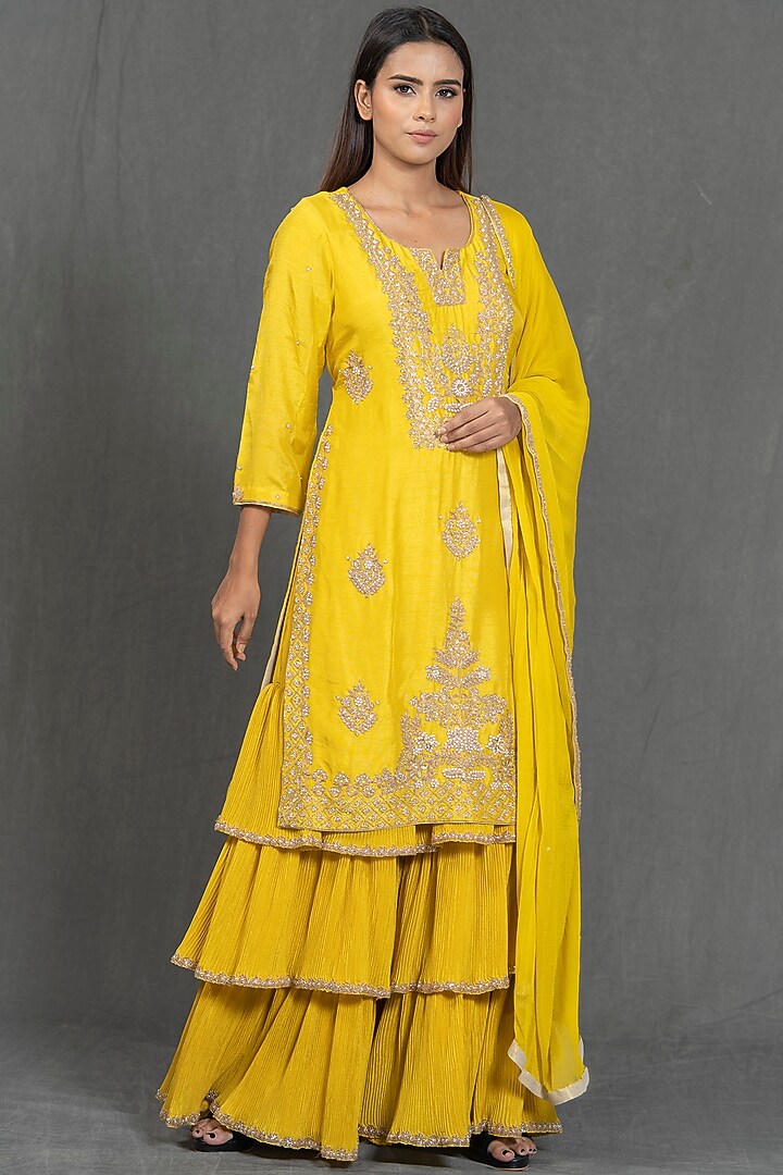 Yellow Hand Embroidered Straight Kurta Set by Kimaya by Vandana Rathi at Pernia's Pop Up Shop