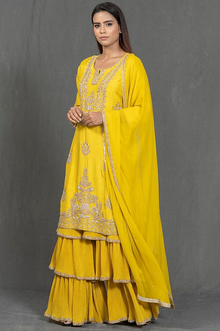 Yellow Hand Embroidered Straight Kurta Set by Kimaya by Vandana Rathi at Pernia's Pop Up Shop