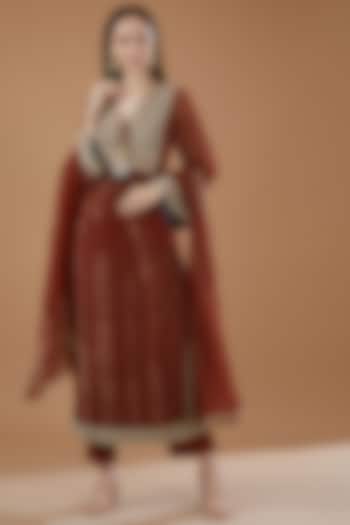 Maroon Chiffon Tie-Dye Straight Kurta Set by Kisneel by Pam at Pernia's Pop Up Shop