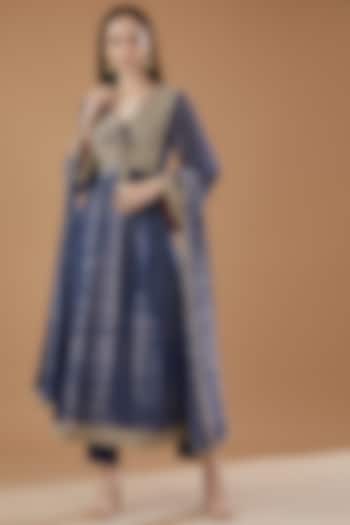 Blue Chiffon Tie-Dye Straight Kurta Set by Kisneel by Pam at Pernia's Pop Up Shop