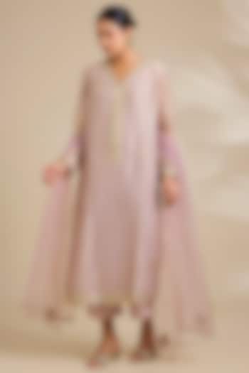 Lavender Chanderi Straight Kurta Set by Kisneel by Pam at Pernia's Pop Up Shop