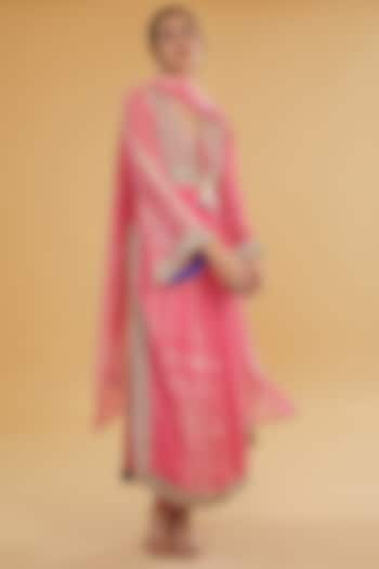 Pink Chiffon Foil Printed Tie & Dye Kurta Set by Kisneel by Pam at Pernia's Pop Up Shop