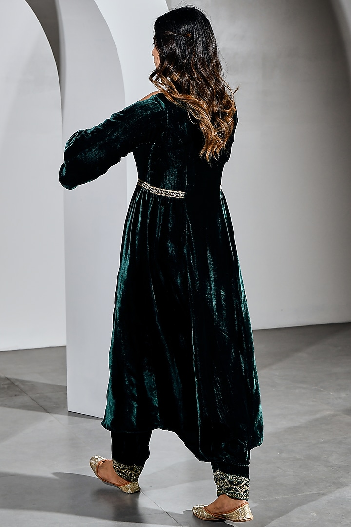 Emerald Green Velvet Embroidered Kurta Set by K-ANSHIKA Jaipur at Pernia's Pop Up Shop
