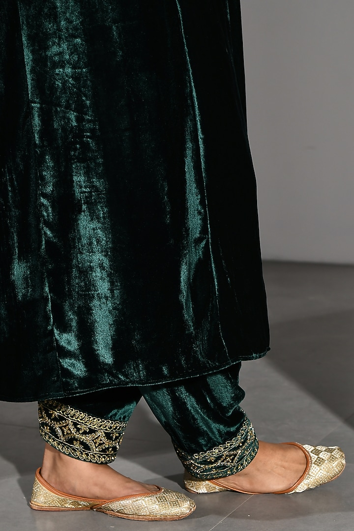 Emerald Green Velvet Embroidered Kurta Set by K-ANSHIKA Jaipur at Pernia's Pop Up Shop
