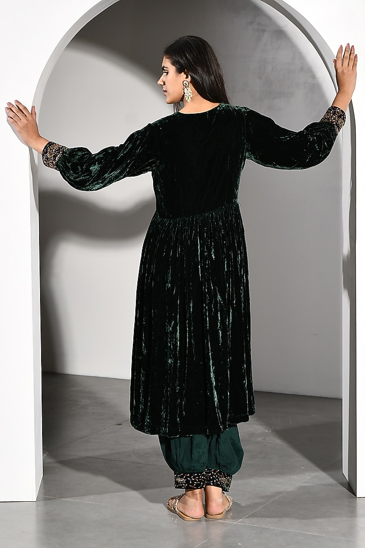 Green Velvet Embroidered Kurta Set by K-ANSHIKA Jaipur at Pernia's Pop Up Shop