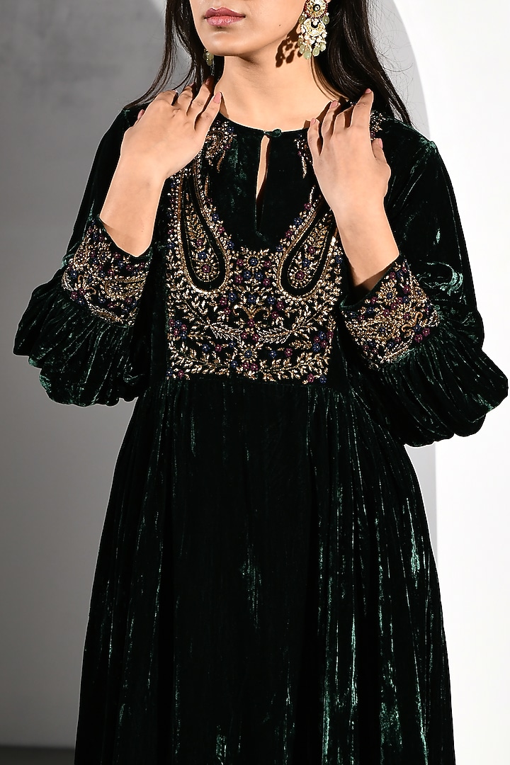 Green Velvet Embroidered Kurta Set by K-ANSHIKA Jaipur at Pernia's Pop Up Shop