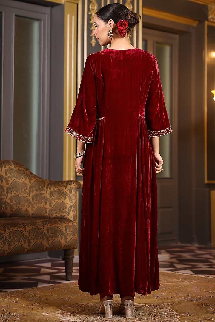 Pink Velvet Resham Machine Embroidered Kurta Set by K-ANSHIKA Jaipur at Pernia's Pop Up Shop