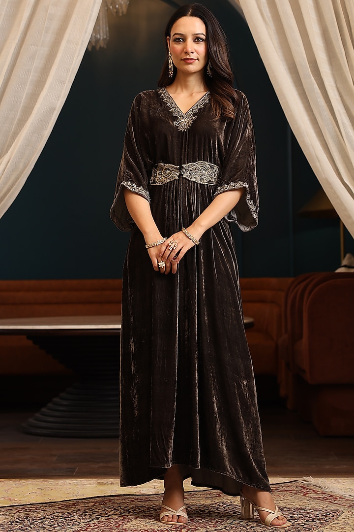 Grey Velvet Resham Machine Embroidered Kurta With Belt by K-ANSHIKA Jaipur