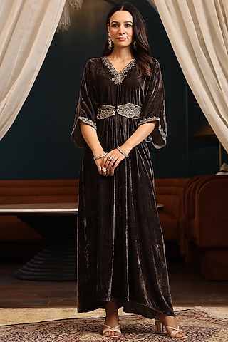Grey Velvet Resham Machine Embroidered Kurta With Belt by K-ANSHIKA Jaipur