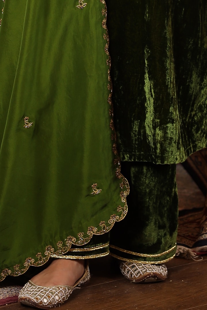 Bottle Green Velvet Resham Machine Embroidered Kurta Set by K-ANSHIKA Jaipur at Pernia's Pop Up Shop