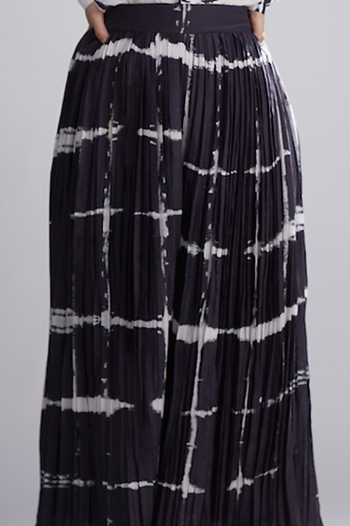 Black & White Printed Pleated Pants by Koai at Pernia's Pop Up Shop