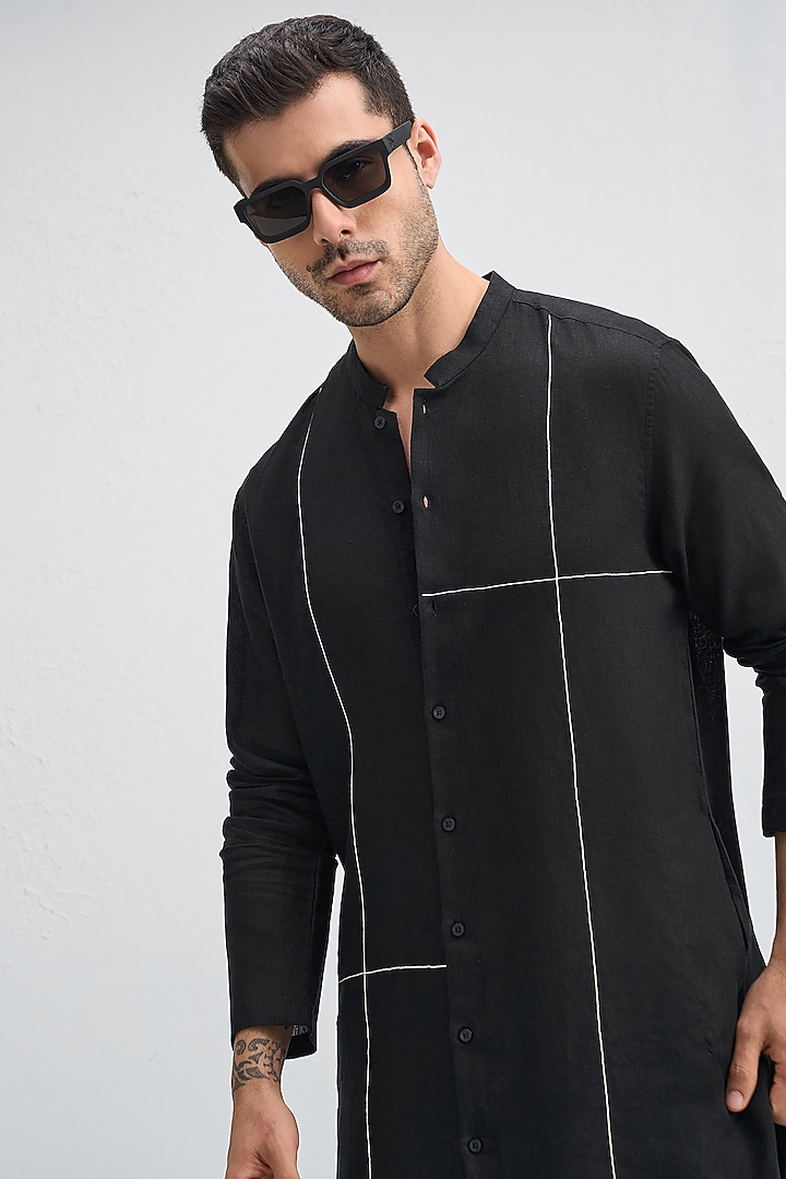 Black Linen Woven Kurta Set by Komal Kothari at Pernia's Pop Up Shop