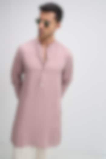 Dusky Pink Linen Woven Kurta by Komal Kothari at Pernia's Pop Up Shop