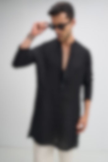 Black Linen Woven Kurta by Komal Kothari at Pernia's Pop Up Shop