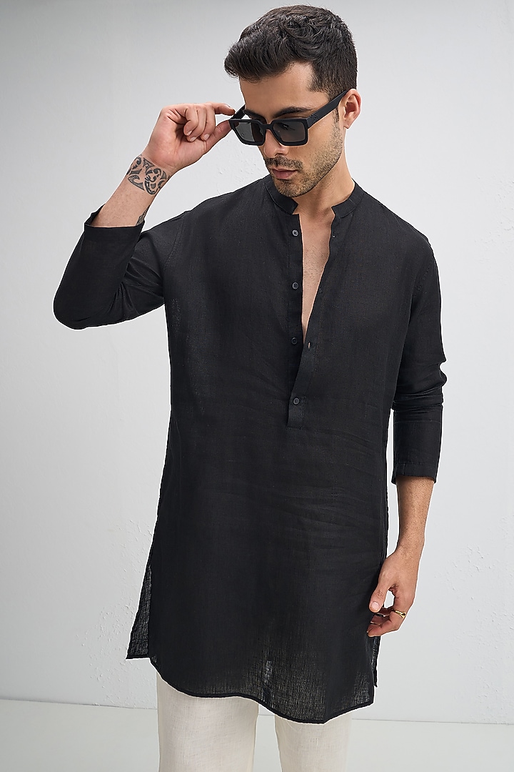Black Linen Woven Kurta by Komal Kothari at Pernia's Pop Up Shop